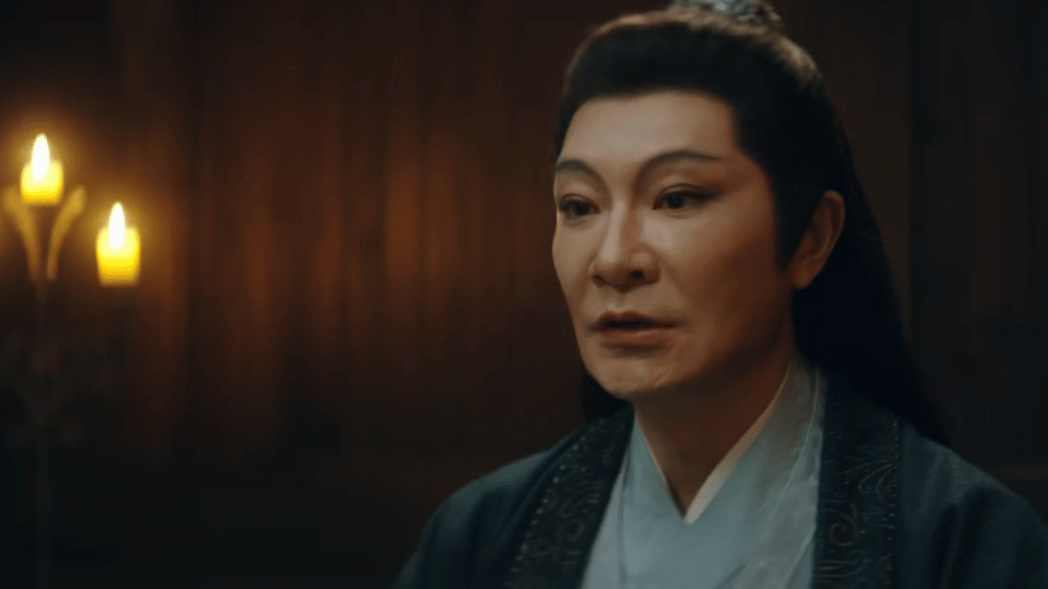 你叫青衣你在喉咙里开拖拉机 本以为青衣这名字加上戏班子出身，一开口就是婉转戏腔，