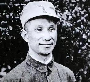 1945年，天目山山谷，一场以少胜多的奇仗落幕，歼敌近万，全军欢庆。唯独头号功臣