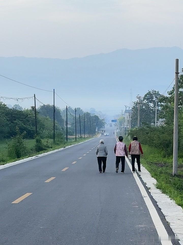 这里大妈的标配，每人一个坎肩儿。款式布料都是一样的。在这里你可以看到很多的大妈都
