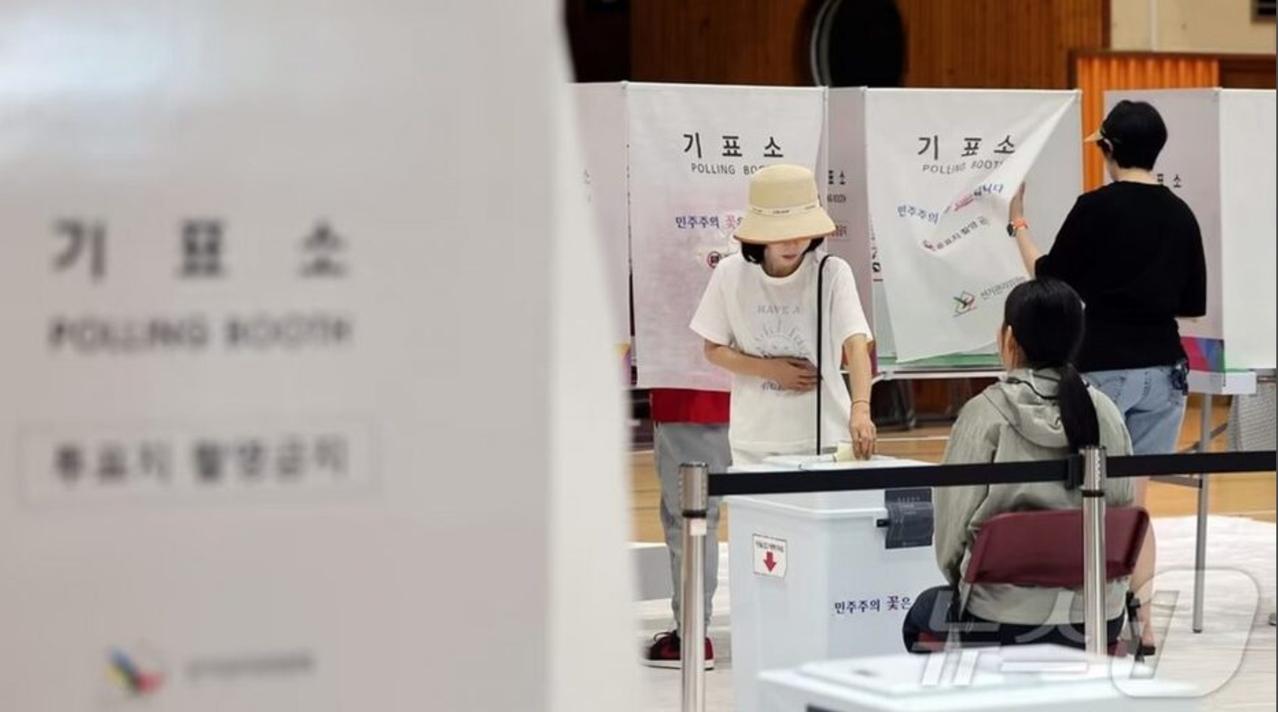 【韩国地方选举最终投票率为历史第二高的61.0%。20~30岁男女投票取向差异明