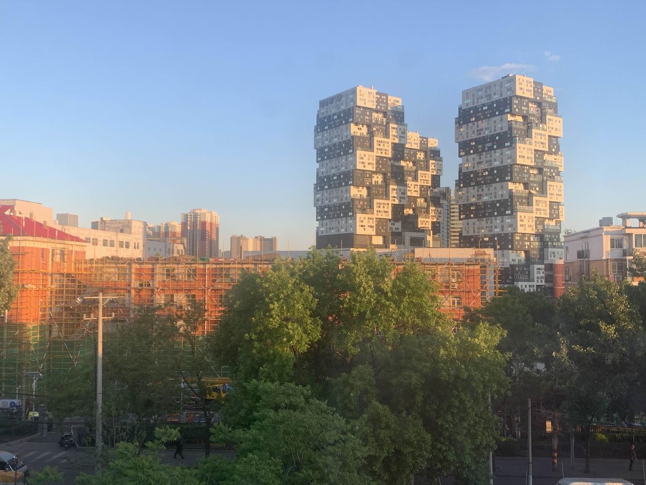 今天小区物业上门征求意见，说北京市老旧小区免费改造，门窗更换，外墙楼顶保温，问是