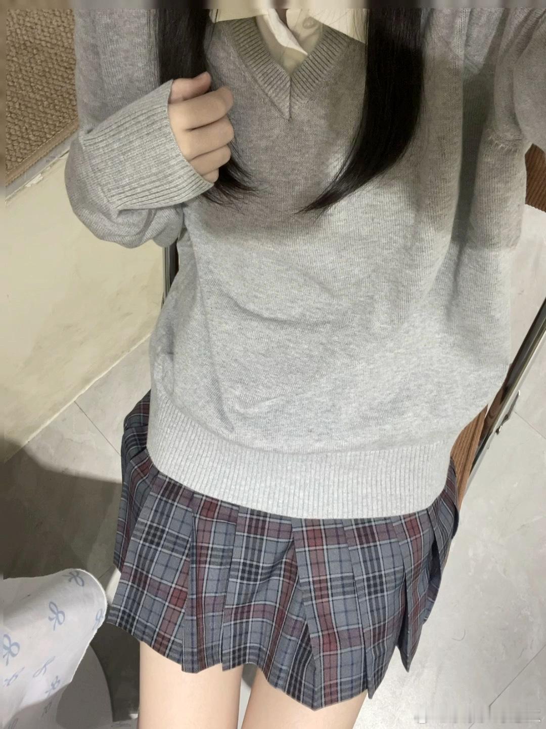 #jk[超话]# 秋冬浅色校供JK上衣：迷失彗星-灰色下裙：森林莓果#穿搭# #