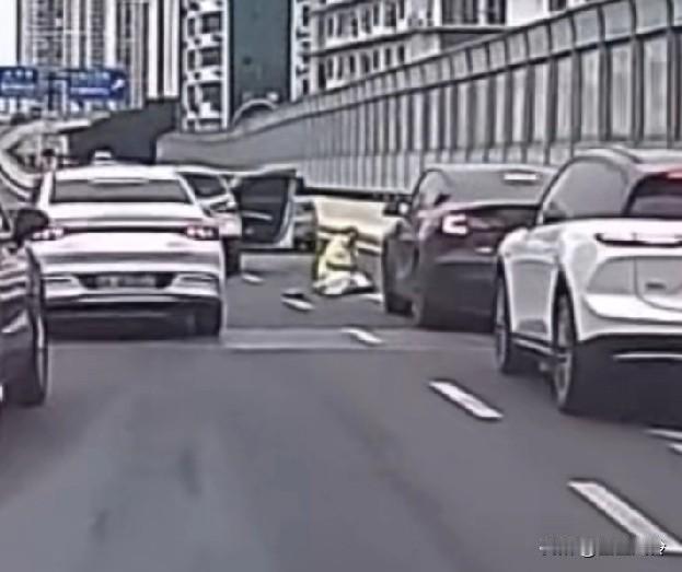 这女的回头看，发现车停了，心想老娘还治不了你？结果一脚油门走了，马上过年了，又一