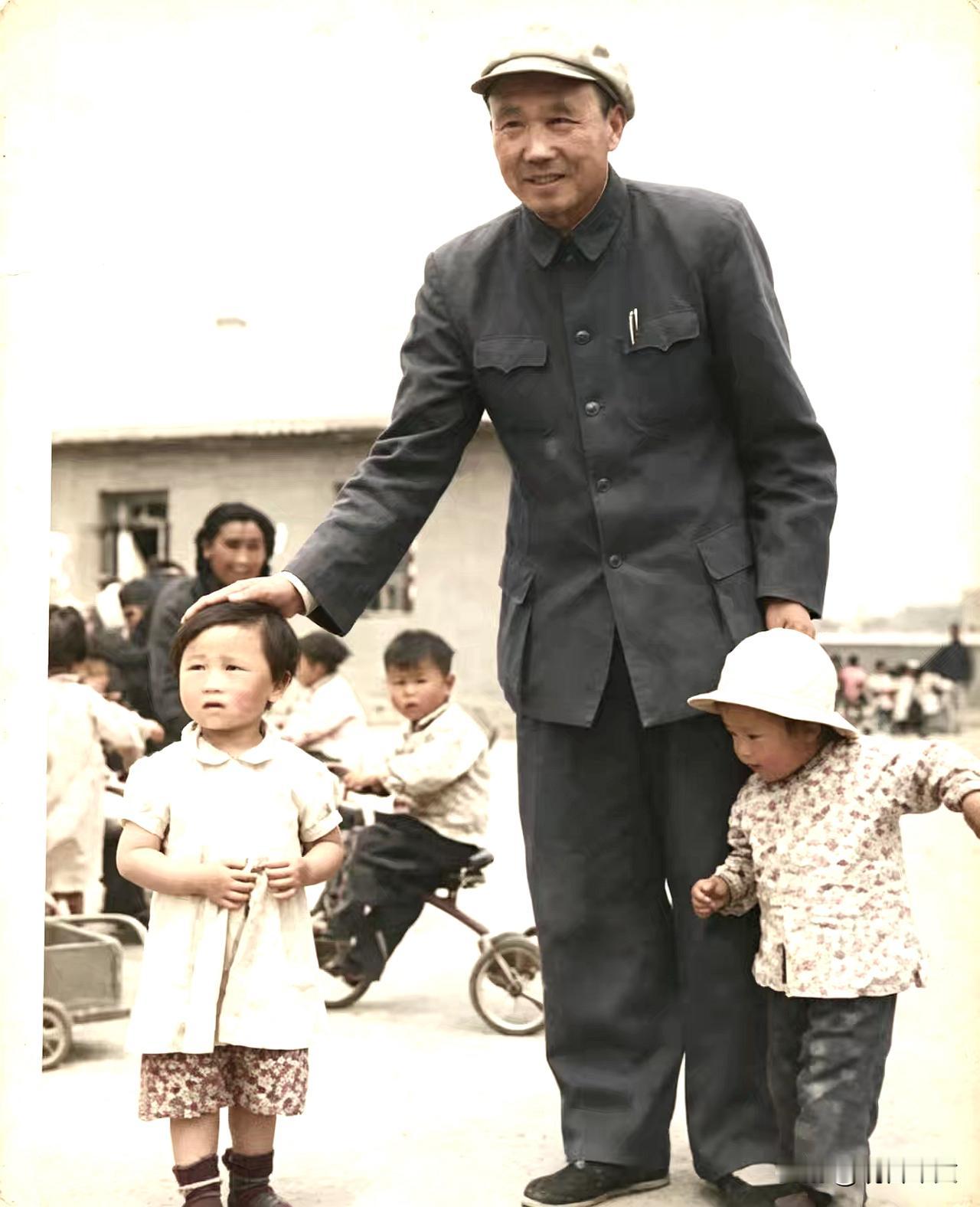 1961年，乌兰夫在锡林浩特幼儿园和上海孤儿
1961年，内蒙古自治区委员会第一