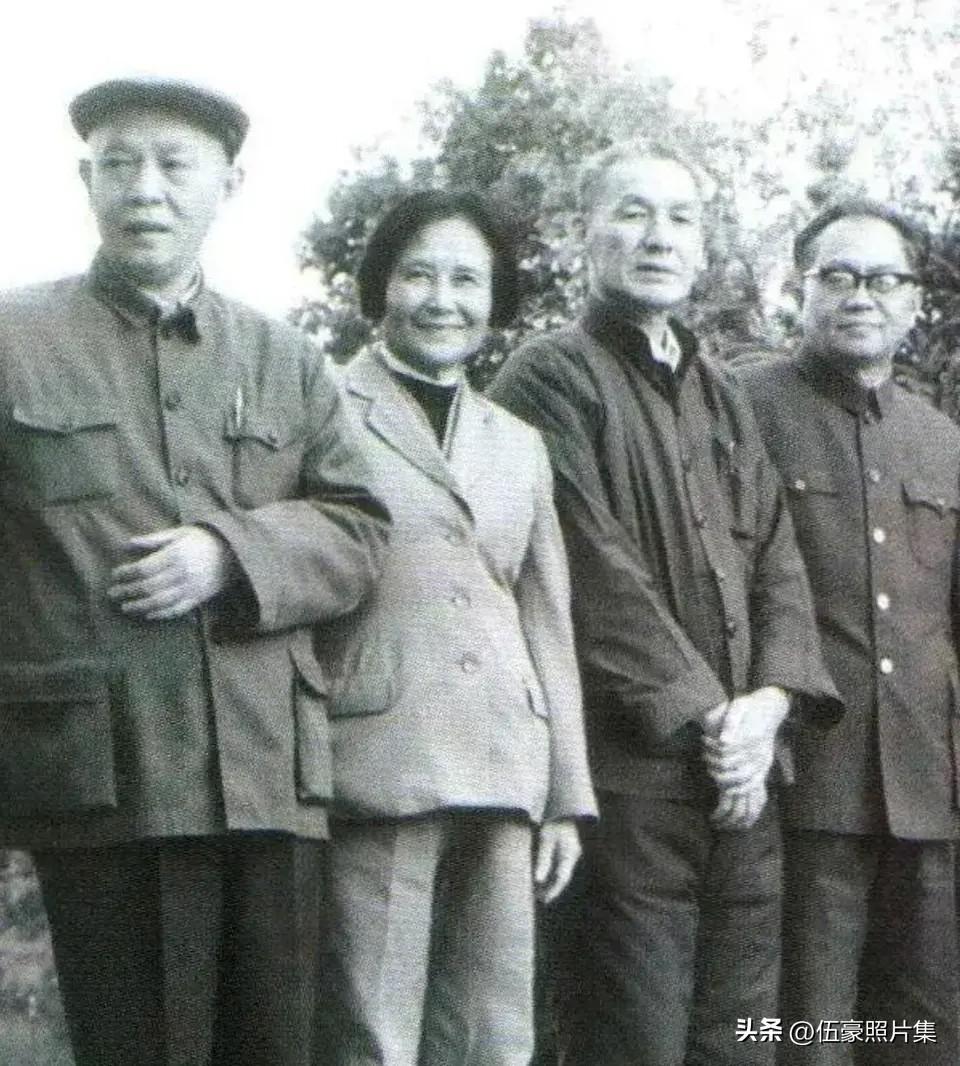 上世纪八十年代初，李先念同志（左一）和谢飞（左二）等在一起合影。谢飞同志是走过长