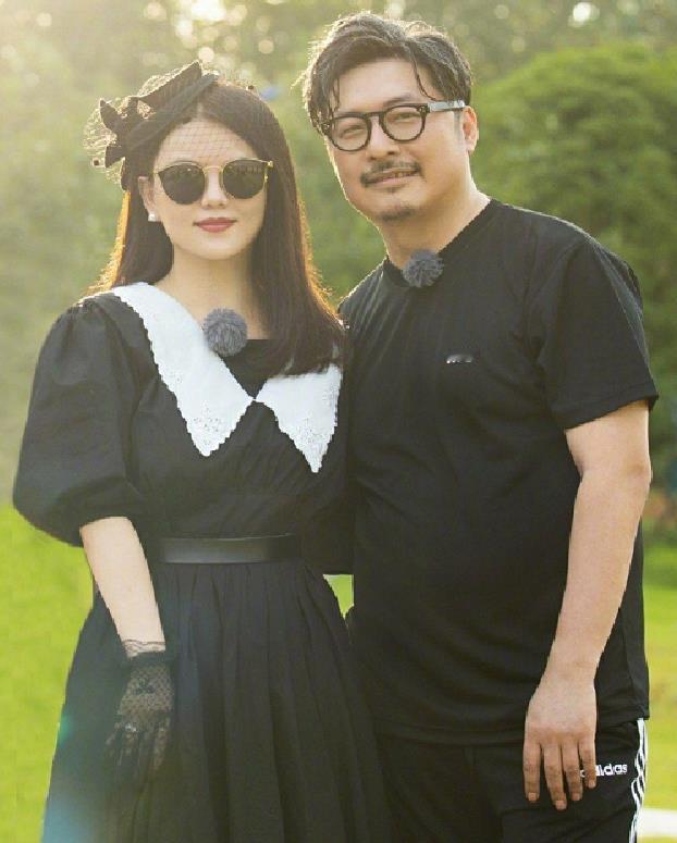 李湘王岳伦的女儿和何炅谢娜合影笑得很开心，她可是和两个开心果相处呢，怎有不快乐的
