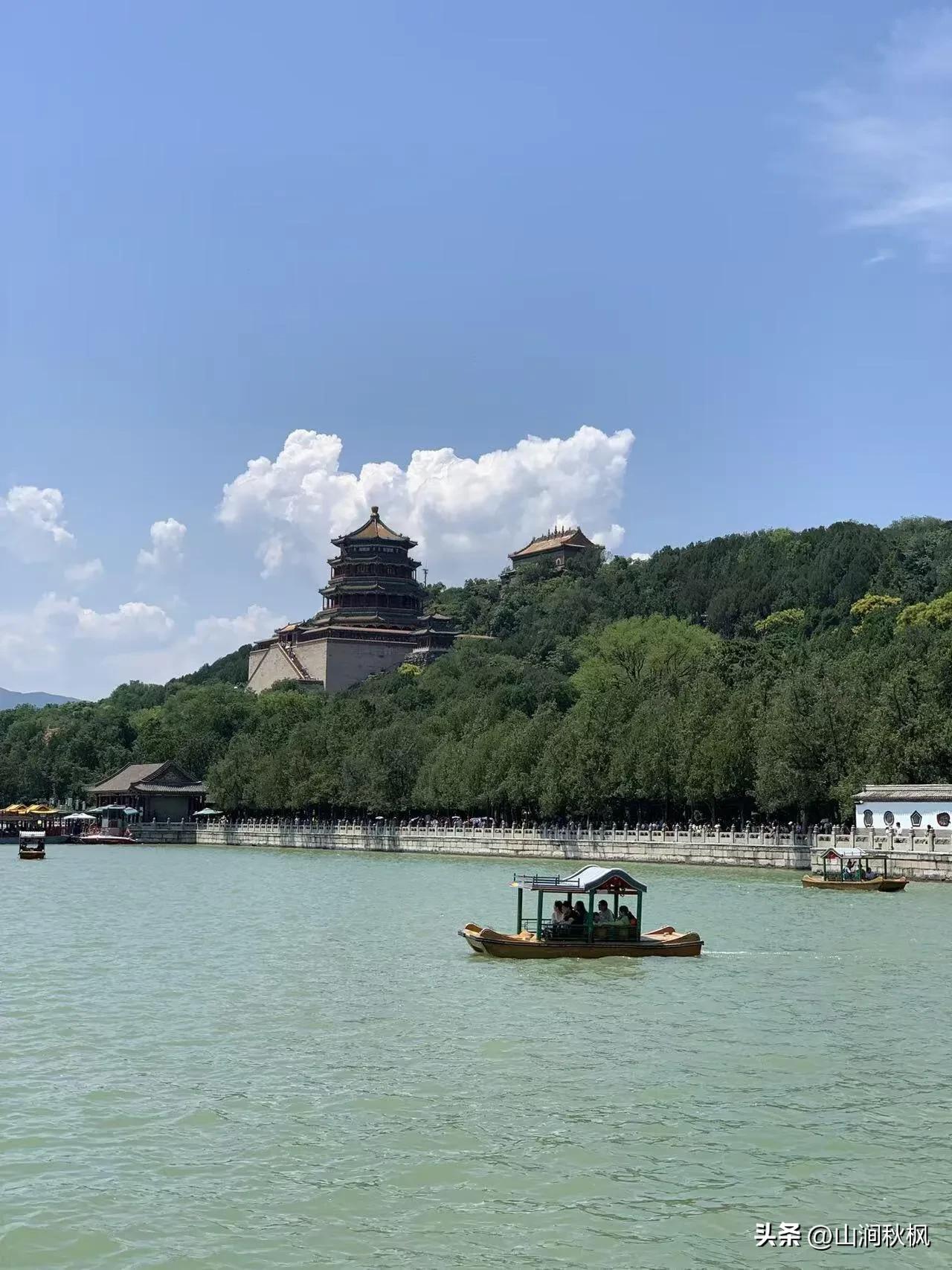 船桨划开水面的轻响混着远处隐约的笑谈，没有赶路的匆忙，连风都慢了下来，这一刻站在