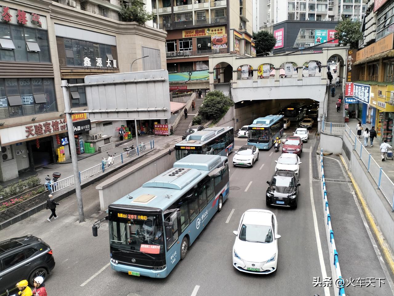 沙坪坝这处下穿道建成已经二十年了，提到沙坪坝的交通，很多驾驶员的感叹就是容易堵车