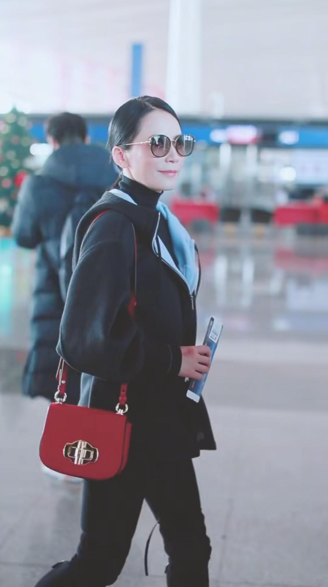 54岁的俞飞鸿，
没结婚也没孩子，
她的人生，
主打一个自己想得明白。

俞飞鸿