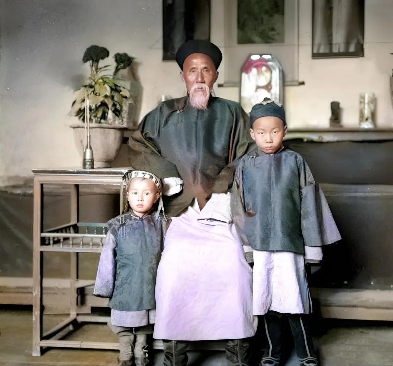 清末时期的一张罕见老照片，一个精神矍铄的退休老将军和他的两个小孙子的合影。
这个