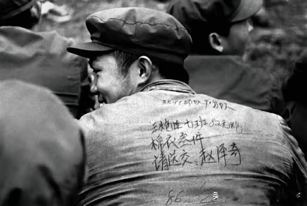 1986年12月，对越自卫反击战“北虎行动”期间的战地影像。照片中战士后背上的文