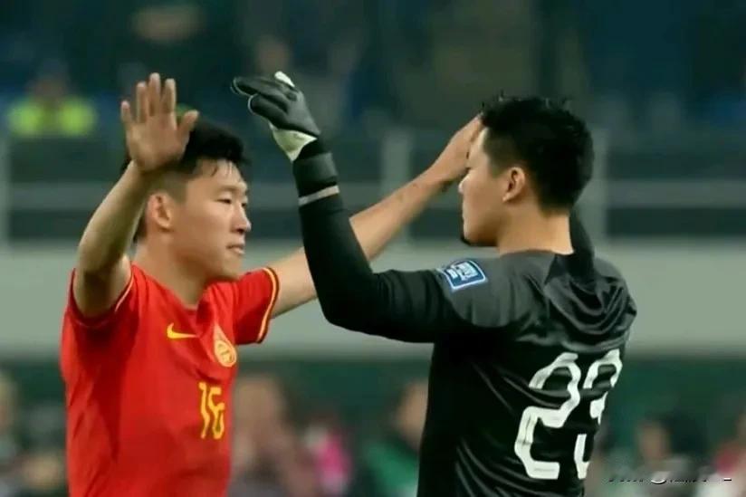 实在忍不住了，这必须得反驳一下！
  上海某博主贬低王大雷“扑救动作不舒展、身体