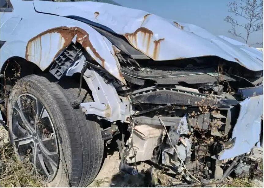 宁波一辆严重受损新能源车引31人争抢 4月24日，浙江新昌县法院拍卖一辆严重受损