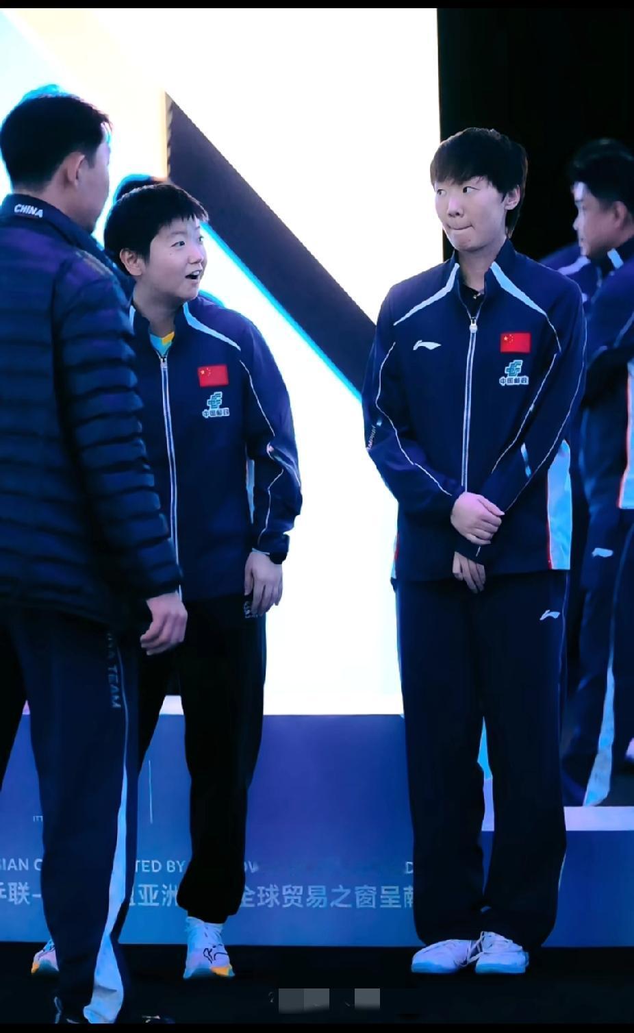 刷到海产姐妹这一幕，谁的嘴角还压得住啊！
 
刷到孙颖莎和王曼昱的同框，直接被戳