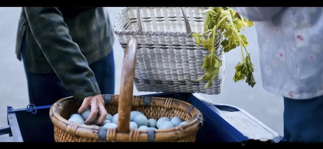 周也和翟潇闻的新剧你好1983的剧情被审判了，被郫县质疑编剧过于模仿短剧没有长剧