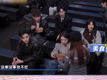 陈飞宇把迪丽热巴整尴尬了，热巴吃个炒粉也是顶着很大的压力，因为旁边总有个可怜兮兮