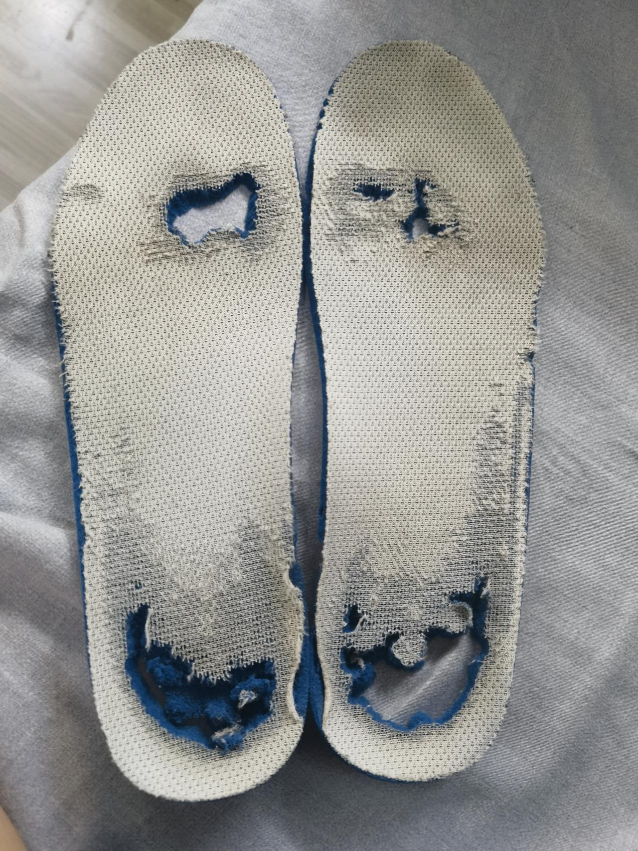 这鞋垫怕是比长征过草地时用的还要破吧，也不知道这副模样有几年了。今天到阳台拿鞋垫