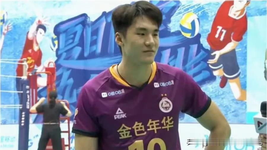 五星体育排球解说员马晓薇爆料：前上海女排副攻/接应秦思雨与上海男排接应武弸智日前