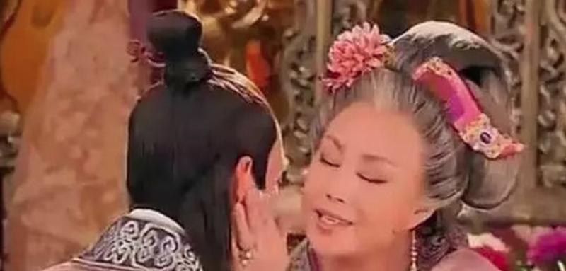 宋之问靠一首诗博得武则天当面夸赞，可这场文采秀，最终换来的却是渐行渐远。

这事