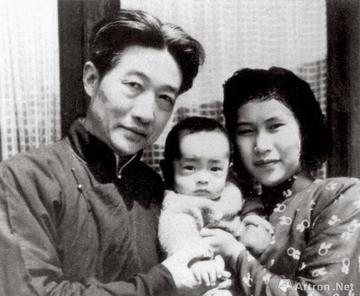 1953年，画坛巨匠徐悲鸿去世没几个月，他30岁的遗孀廖静文，带着两个孩子，把上