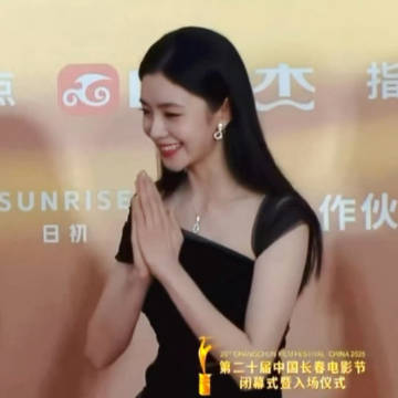 刘浩存双手合十感谢 ​​​刘浩存双手合十双手合十 超有礼貌的饱饱 ​​​