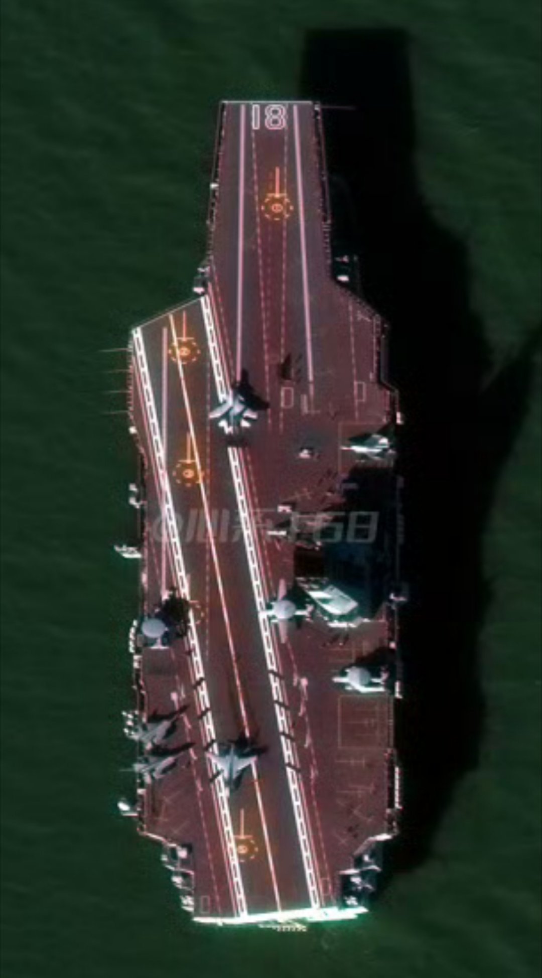 高清卫星图，正在某海域训练的福建舰，飞行甲板上可以见到8架舰载机，包括3架J35