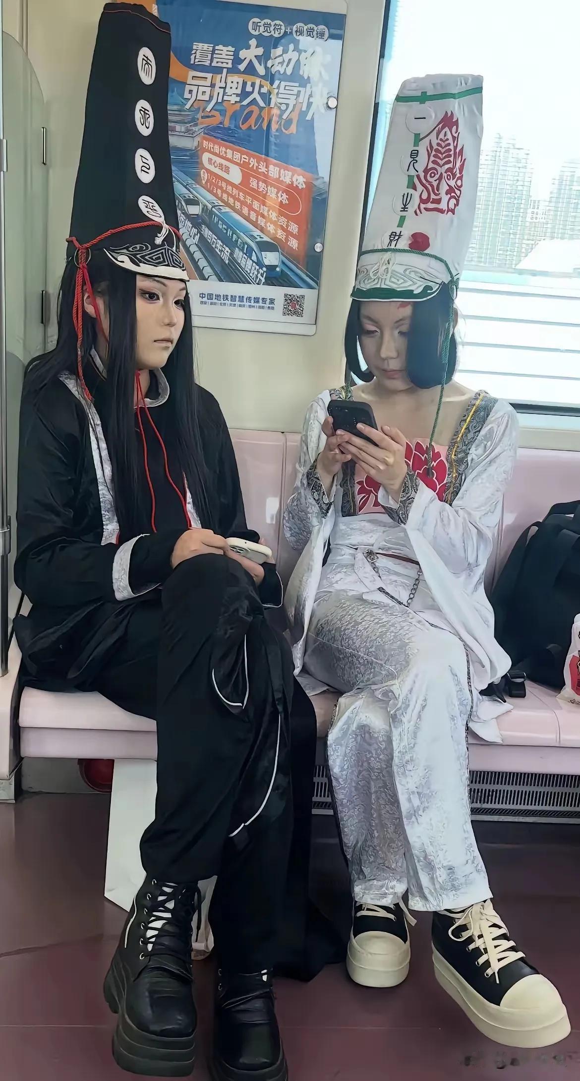 我滴个乖乖！这是哪里放出来的？
怎么会出现在地铁上！！瘆得慌！
