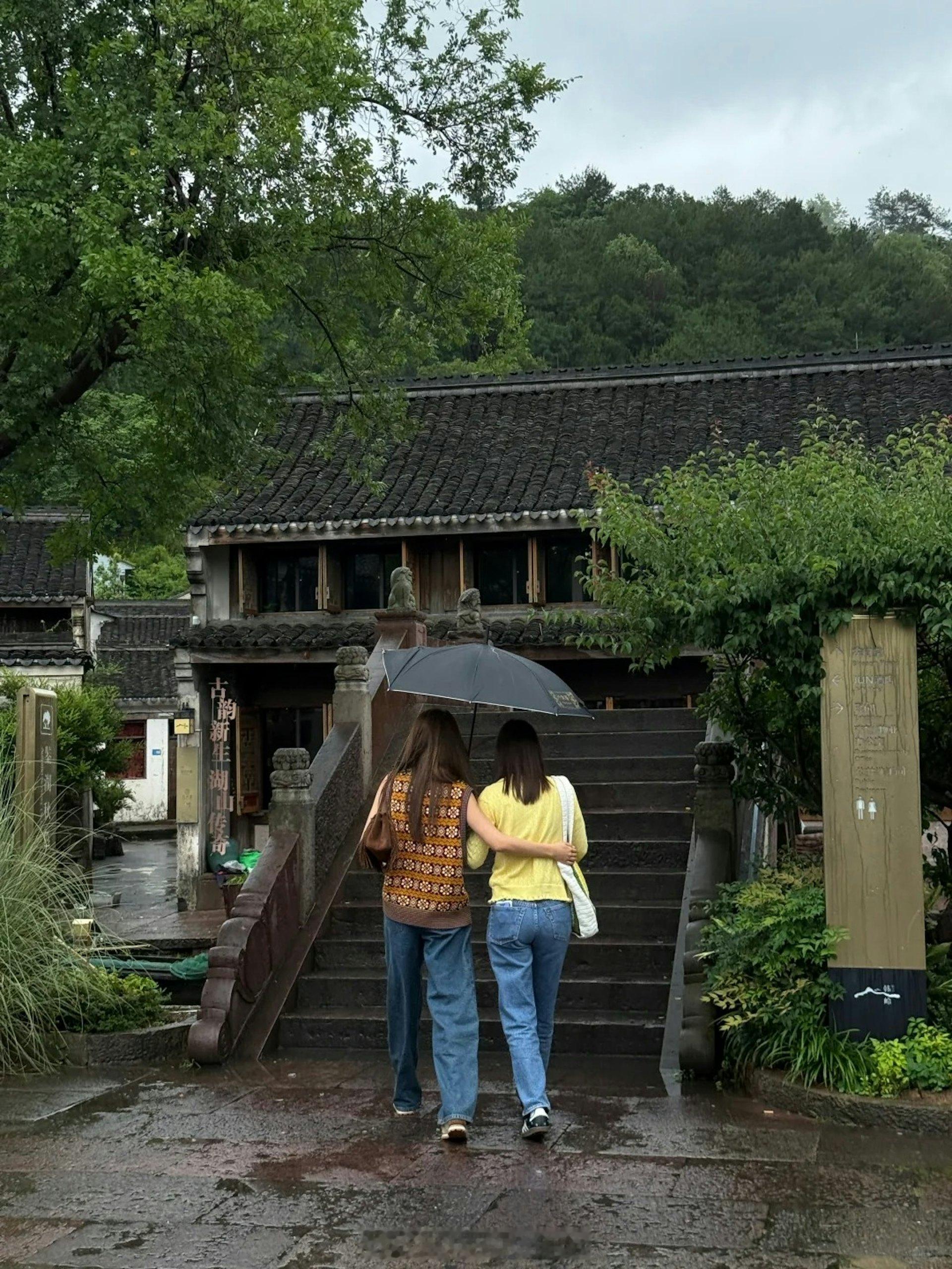 “百亿新抱”现身求子圣地普陀山　近日穿衣反常令人疑惑 | 香港0131岁艺人吴千