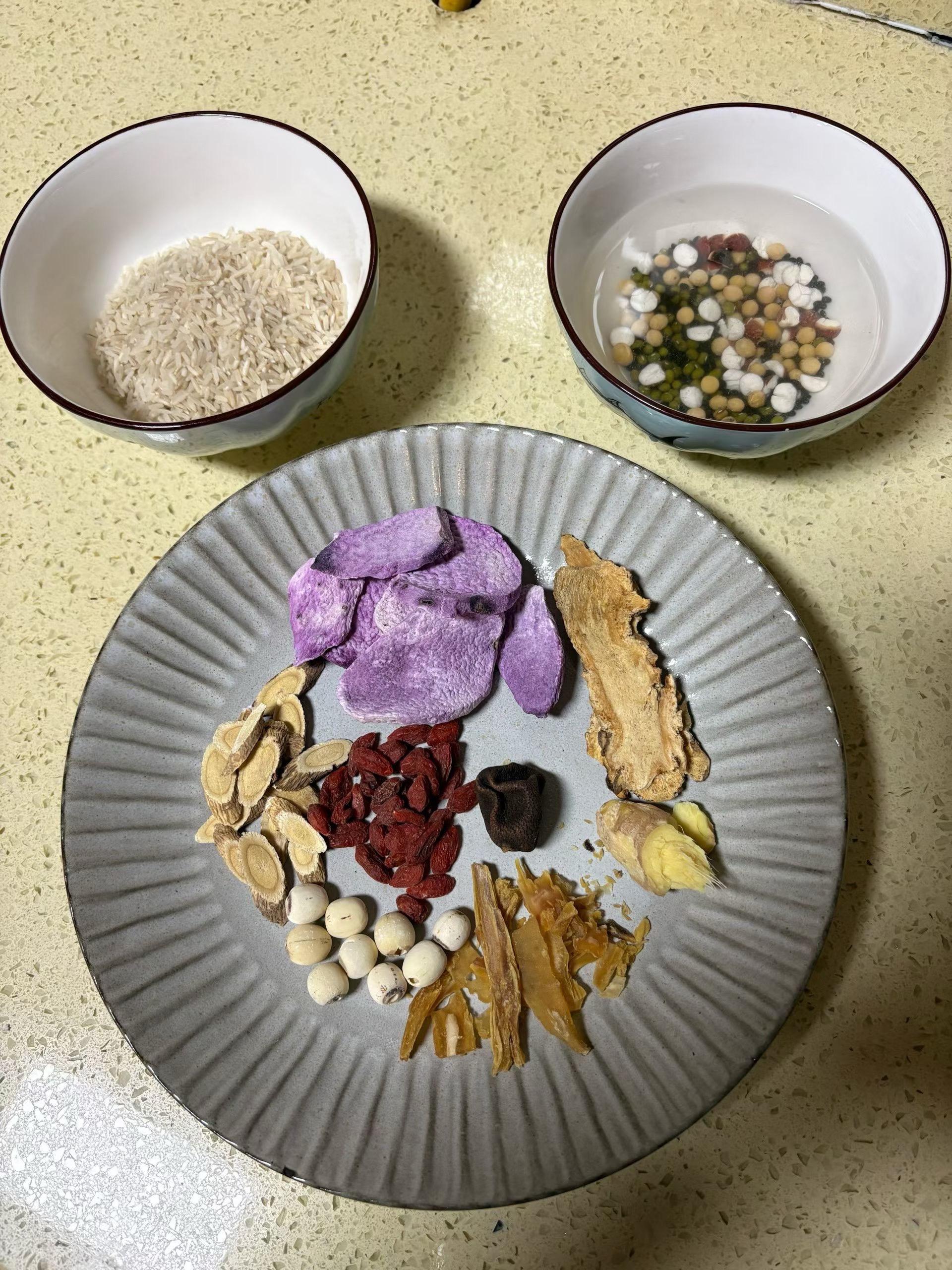 今日早餐：迎春方粥+一勺金桔酱 馒头+豆腐乳，一边炭火熬着凤梨酱[旺柴]