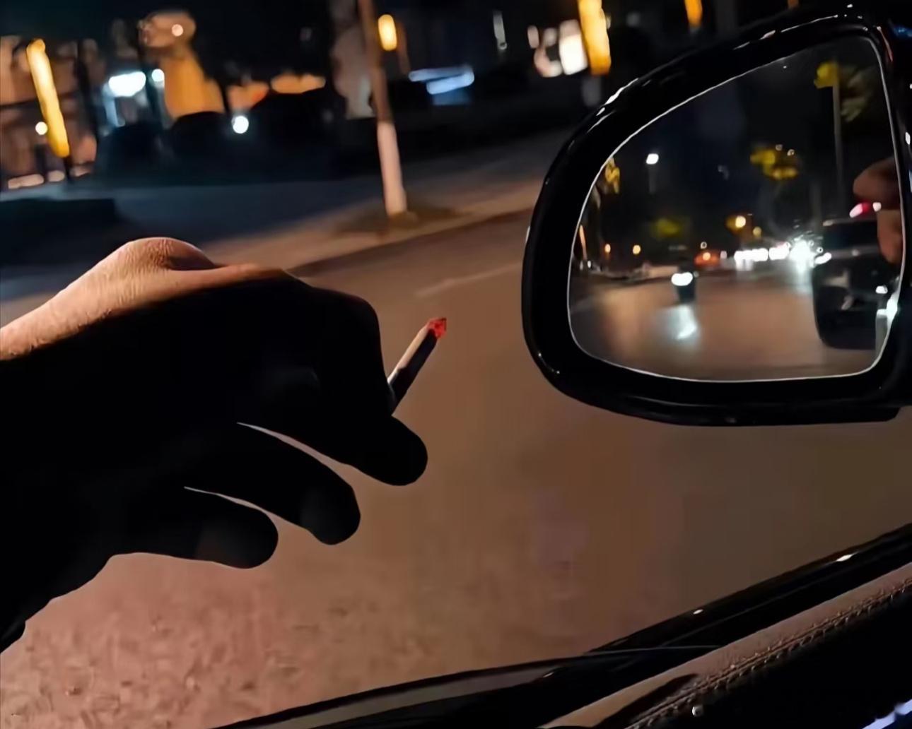 在寂静的夜晚，香烟宛如一位沉默的老友。“它那细长的身躯，被柔和的灯光轻抚，好似岁