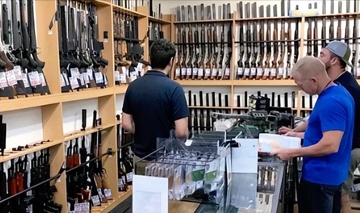 北极圈的格陵兰岛彻底被惹毛了！商店里的猎枪被抢得快断货，首府努克好几千人顶着大雪