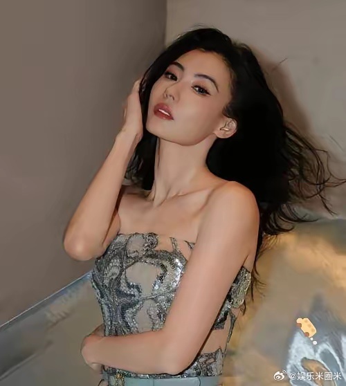 张柏芝是不是最大的赢家，我觉得并不是，三个孩子，得到大家公认的单亲妈妈，就连前夫