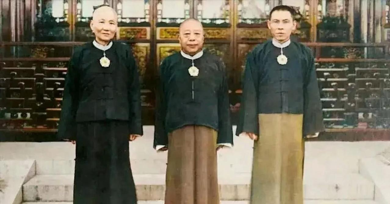 早年蒋介石在上海落魄负债，走投无路时拜入黄金荣门下，黄金荣不仅为他摆平债务，还资