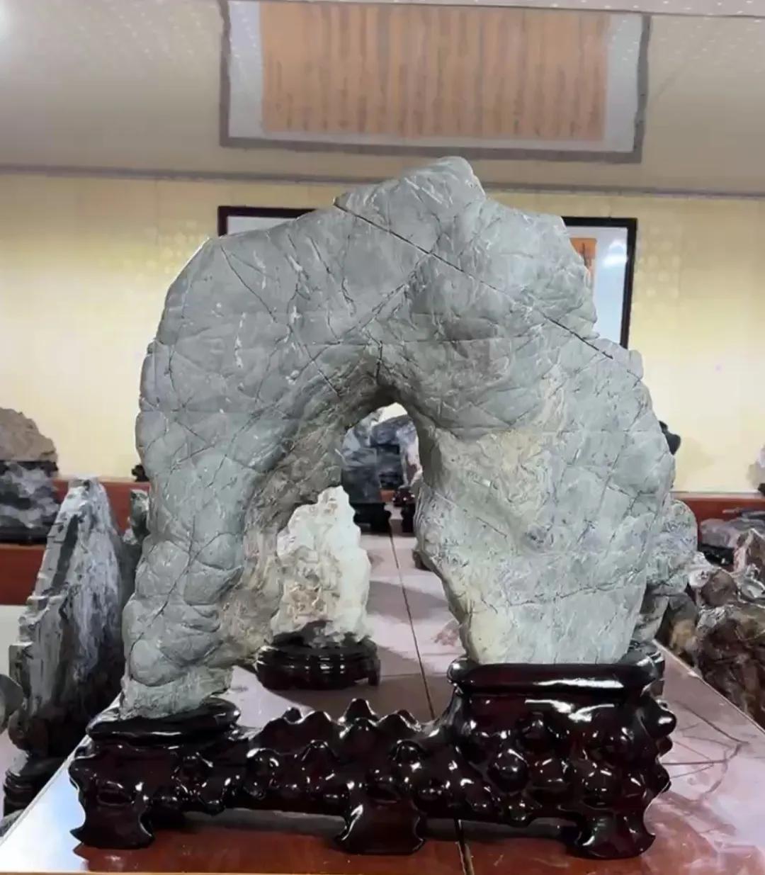 惊艳的天然奇石，独具匠心的底座设计，尽显大自然的鬼斧神工。