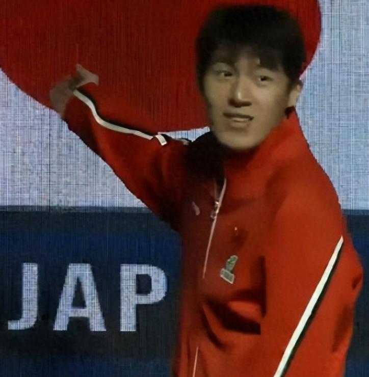 包揽金银却要自己维护国旗，亚锦赛颁奖乌龙，该追问的不只是一张错图。

国乒男双在