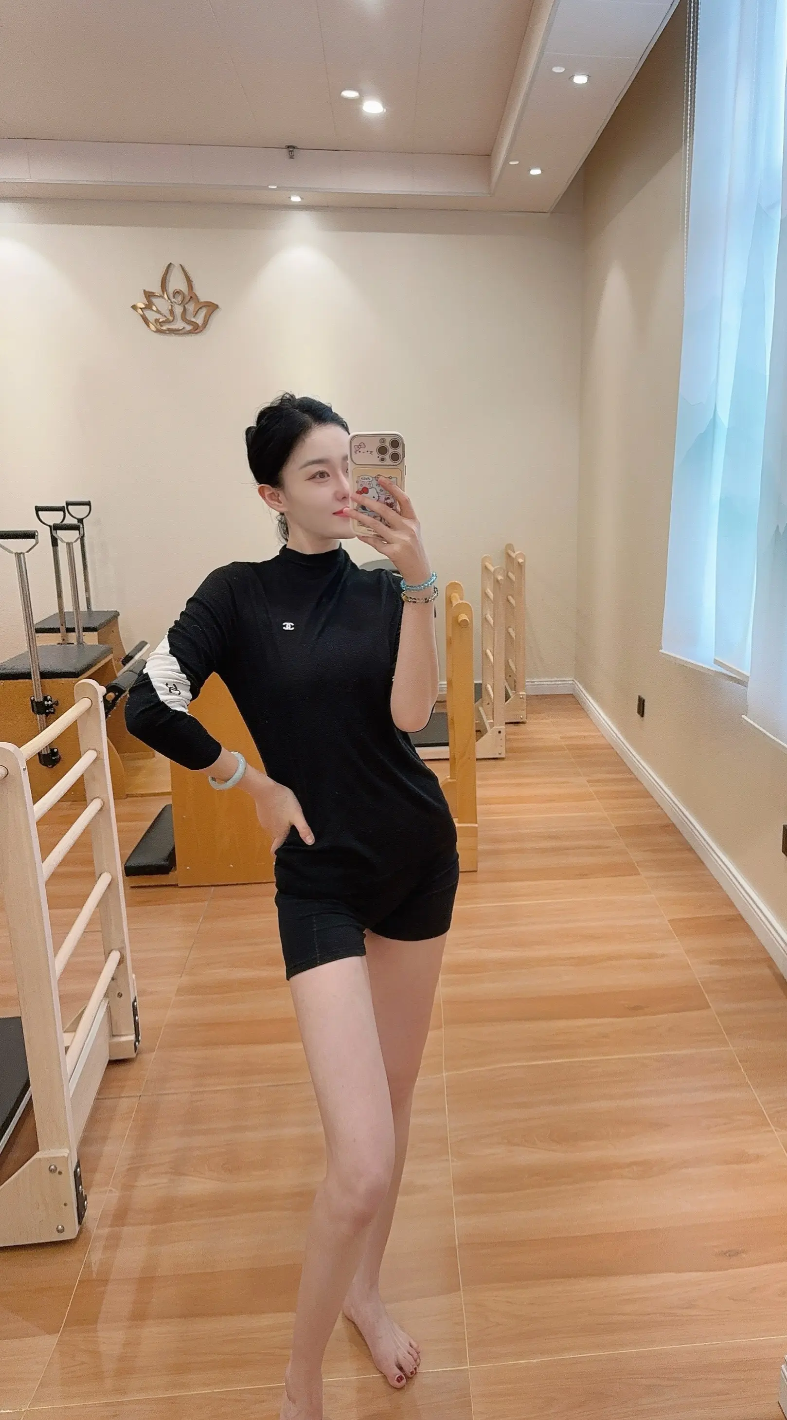 女人的美，优雅，不仅来自于阅历和价值，更是来自于自律和颜值，与其仰望别...