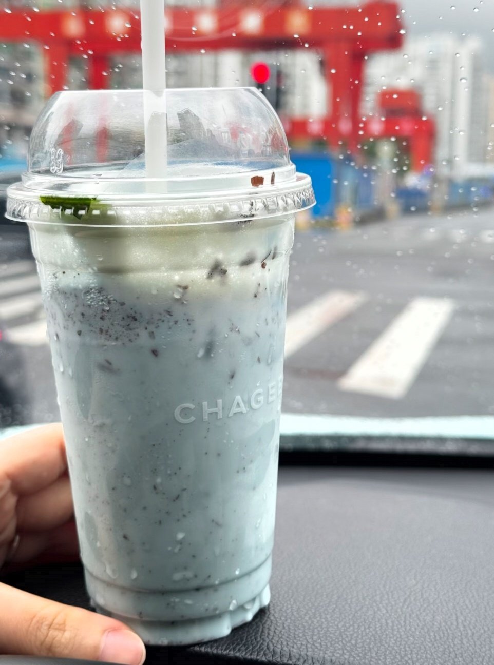 霸王茶姬[超话]霸王茶姬 今日份奶茶就位，周一的早上就用一杯霸王茶姬来补足能量，