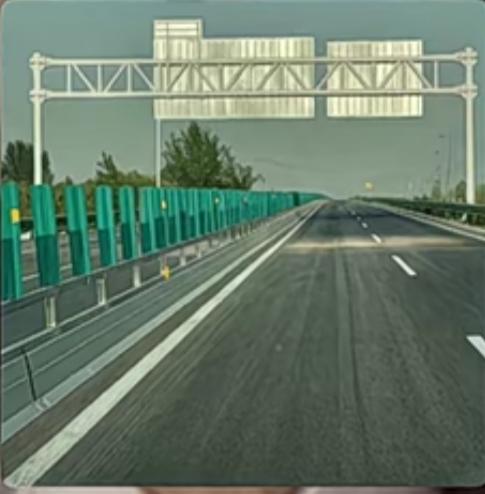 驾照终于满一年了，今天上高速很激动！另外还发现一个小问题，高速上的指示牌都是反的