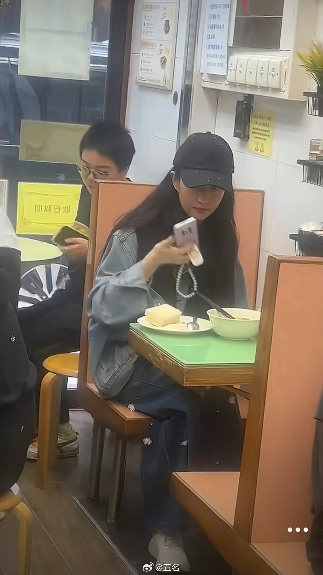 前一秒还在沉浸式找角度，后一秒察觉镜头立刻乖巧收手，眼神闪躲像极了平时干饭被抓包