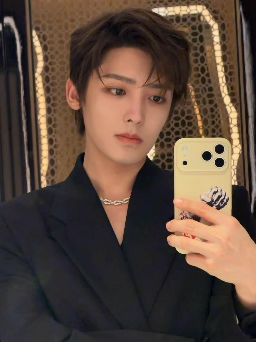 侯明昊直播 侯明昊直播简直就是一场视觉与听觉的双重盛宴！他一出现在镜头前，那精致