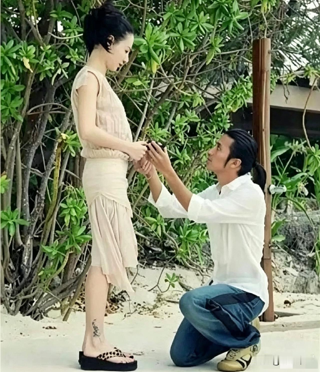 谢霆锋当年为求婚砸千万包下半座岛，这排场现在看依然震撼
 
2006年的时候，谢