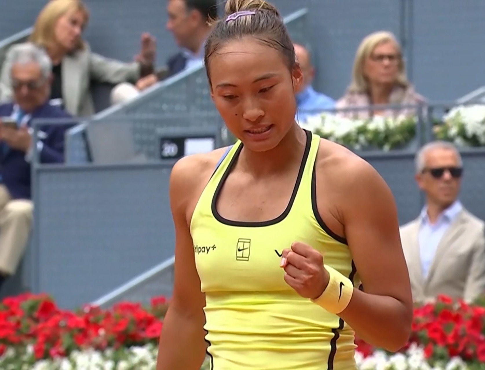 郑钦文马德里首秀对阵肯宁，在收盘1-6落败后迅速进行调整，减少失误释放正手火力，