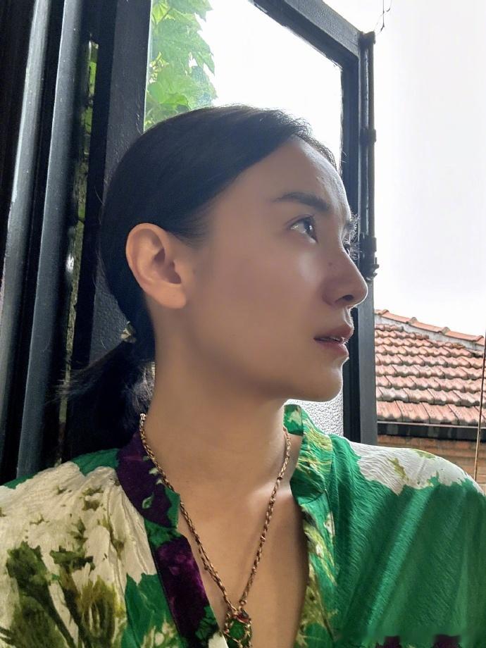 宋佳晒王铁梅素颜定妆照 宋佳发布王铁梅定妆照，素颜出镜的她头身比例出众。 