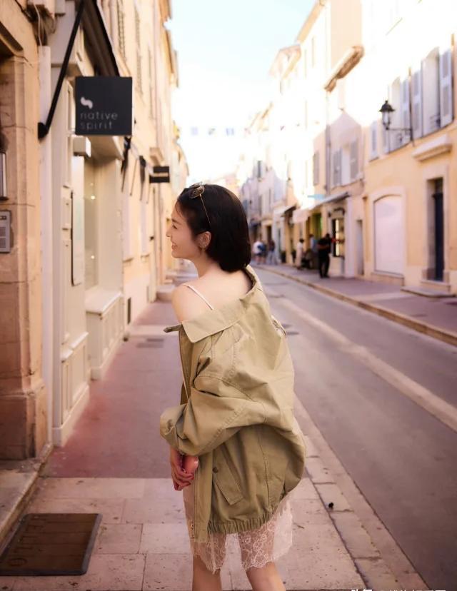 而是宋慧乔在法国南部胡同里遛弯儿，穿了一条像睡裙的裸色蕾丝小短裙，外面搭一件宽松