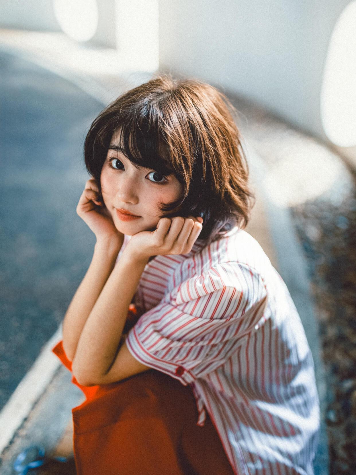 今天我们来聊聊光线对照片产生的作用。以侧逆光为主光源，在人物发丝边缘勾勒出金边，