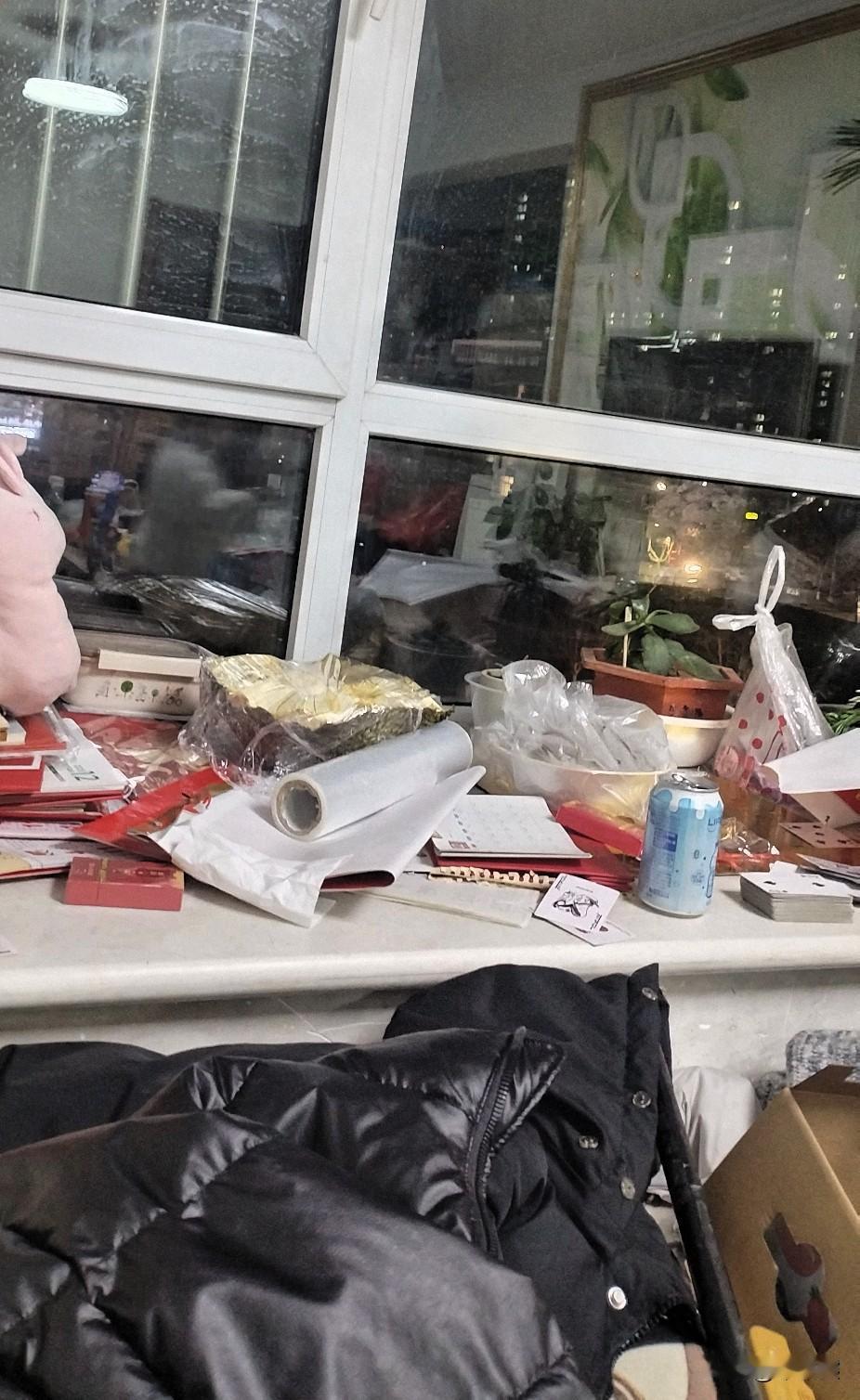 要过年了，各种东西铺在窗台上，没地方放，只能往窗台上扔了！

你看这窗台，乱得跟