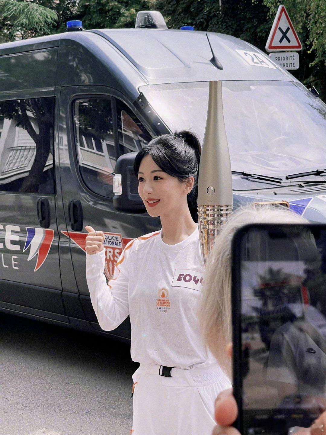 #杨紫火炬手随拍##杨紫晒火炬手日常#杨紫晒火炬手日常，咱就是说举着火炬跑过来的