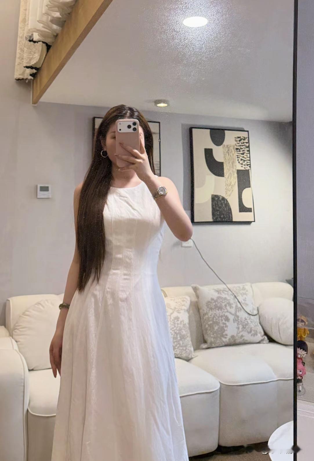 真的拒绝不了一条简简单单的白色无袖长裙
版型太绝了，收腰刚好掐出腰线
大裙摆又温