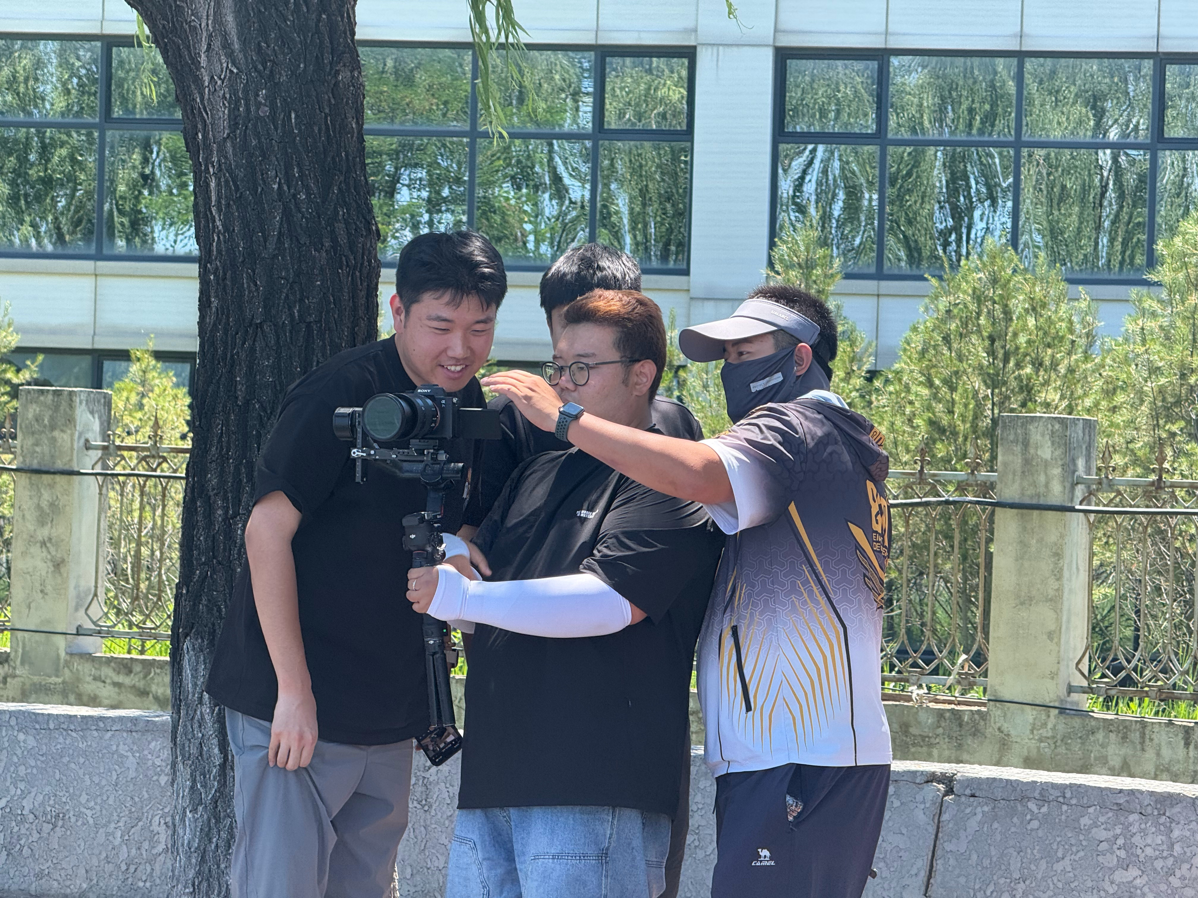 我们编导摄像拍完我的素材就这么呲着个大牙乐也不跟我说乐啥