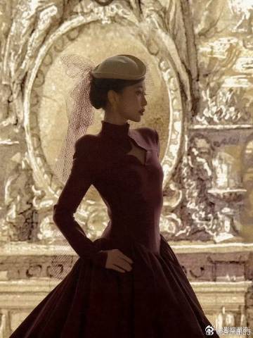 虞书欣暗黑名伶风 欣欣子的暗黑名伶风简直鲨疯了！烟熏眼妆勾勒出魅惑感，复古卷发温